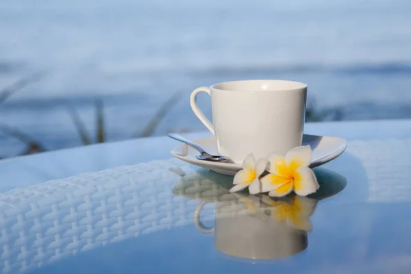 Tazza Caffè Fiori Frangipani Sul Tavolo Mattino Tazza Bianca Tavolo — Foto Stock