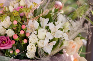 Bir buket karışık çiçek. Güzel bir buket çiçek..