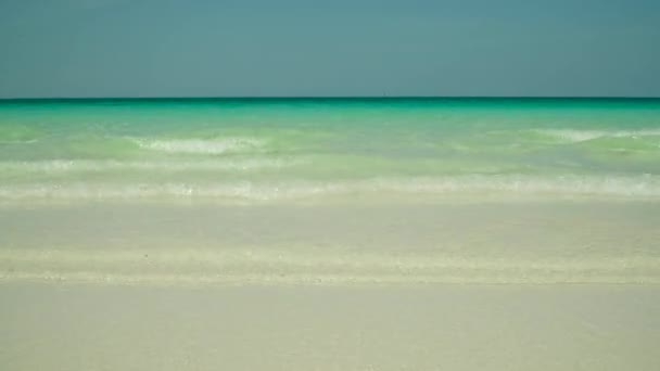 Spiaggia tropicale di sabbia e mare blu, Filippine. Spiaggia di sabbia bianca e mare caldo. Paesaggio marino, nessuna gente. — Video Stock