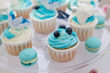 Yabanmersinli lezzetli kekler. Mavi kremalı ve dutlu tatlı pasta.