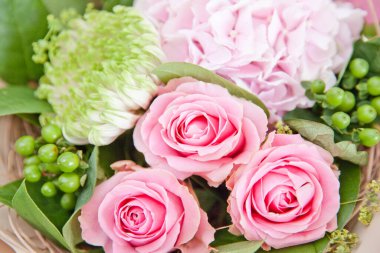 Gül ve ortancalardan bir buket çiçek. Pembe güller.