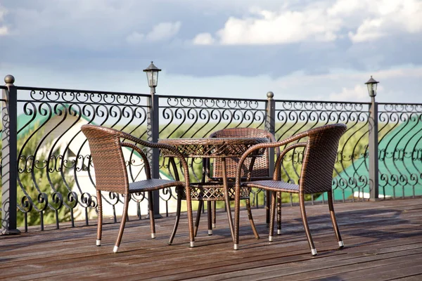 Terrasse Mit Tisch Und Stühlen Innenraum Eines Sommercafés Rattanmöbel Rustikalen — Stockfoto