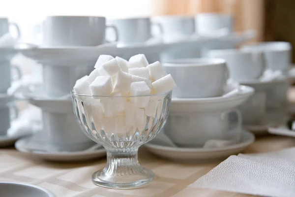 Cubos Azúcar Puro Tazón Vidrio Azúcar Blanco Mesa Con Tazas —  Fotos de Stock