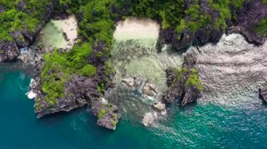 Vahşi beyaz kumsal. Caramoan Adaları, Matukad, Filipinler.