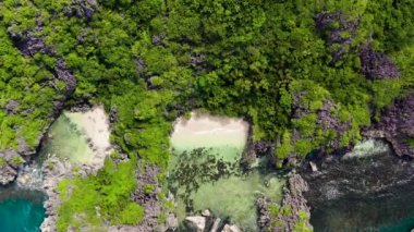 Vahşi beyaz kumsal. Kumsal kayalar ve ormanlarla çevrili..