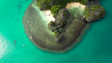 Küçük beyaz plajlı, yukarıdan manzaralı bir Rocky Adası. Caramoan Adaları, Filipinler 'deki tropik ada.
