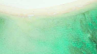 Kristal berrak deniz ve beyaz kumsal, üst manzara. Deniz yüzeyi, insan yok..