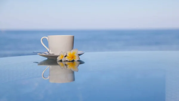 Kopp Kaffe Och Frangipani Blommor Bordet Morgonen Vit Kopp Ett Royaltyfria Stockfoton