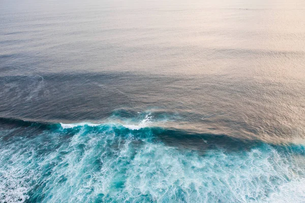 Beyaz Köpük Dalga Desenli Derin Mavi Fırtınalı Deniz Suyu Yüzeyi — Stok fotoğraf