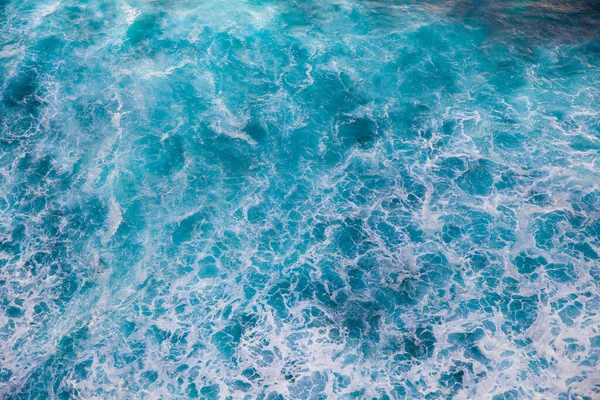 蓝色的海纹理与波浪和泡沫 在海浪上俯瞰 风暴期间的海面 — 图库照片