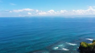 Deniz kenarındaki bir tepede deniz feneri, manzaralı. Basot Adası, Caramoan, Camarines Sur, Filipinler.
