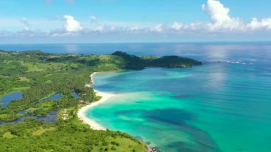 Turkuaz bir gölü ve kumsalı olan tropikal bir ada. Caramoan Adaları, Filipinler.