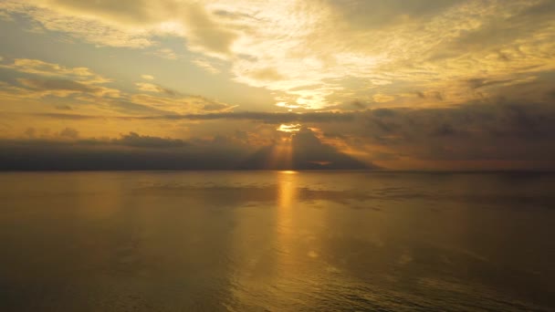 海の上の日没の空中パノラマビュー。空と雲と水だけだ。美しい穏やかなシーン — ストック動画