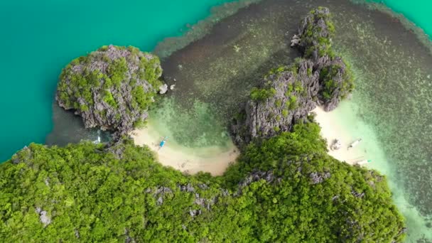 Скелястий острів з маленьким білим пляжем, вигляд з повітря. Карамоські острови (Філіппіни). — стокове відео