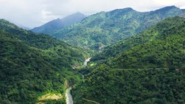 Luzon Adası, Filipinler 'deki Cordillera, hava manzaralı. Yağmur ormanları ve vadideki nehirlerle kaplı yüksek dağlar..