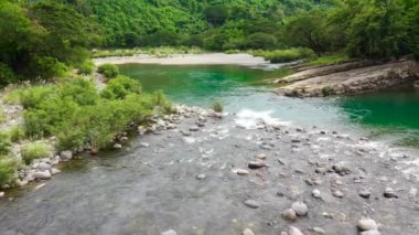 Dağ nehri ve yağmur ormanlarının parlak yeşilliği.