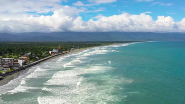 Plage de sable avec touristes et surfeurs. Presse Philippines — Video