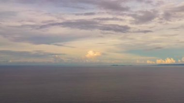 Akşamları deniz manzarası. Sakin deniz ve ada.