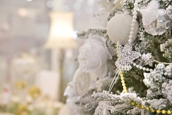 Nieuwjaarsdecor in witte kleuren. Kerstversiering op de spar. — Stockfoto