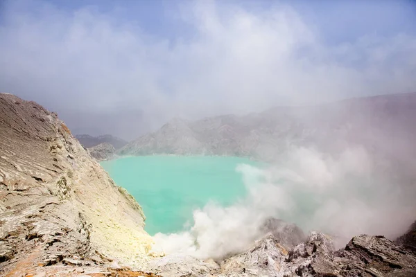 Vulcano Ijen. Vista dall'alto, vista mozzafiato sul vulcano Ijen con il lago di cratere acido color turchese. Il complesso vulcanico di Ijen è un gruppo di vulcani compositi situati a Giava orientale — Foto Stock