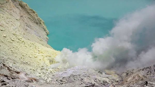 Vulcano Ijen. Vista dall'alto, vista mozzafiato sul vulcano Ijen con il lago di cratere acido color turchese. Il complesso vulcanico di Ijen è un gruppo di vulcani compositi situati a Giava orientale — Foto Stock