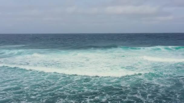 Vista aérea a las olas del océano. Fondo de agua azul. — Vídeos de Stock