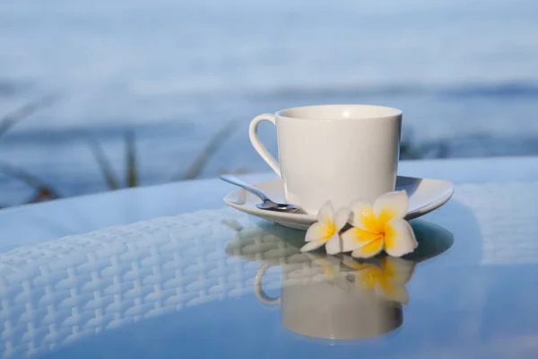 Sabahleyin Masada Bir Fincan Kahve Frangipani Çiçekleri Cam Bir Masada — Stok fotoğraf