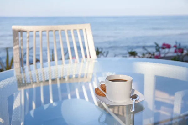 Kopp Kaffe Ett Genomskinligt Bord Glasbord Uteservering Solig Morgon Stockbild