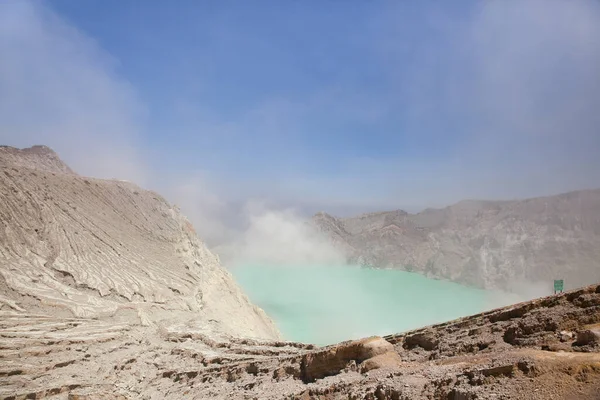 Lago in un cratere Vulcano Ijen, Giava, Indonesia — Foto Stock