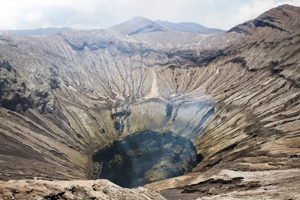 Cratere del vulcano Bromo nel Parco Nazionale di Bromo Tengger Semeru, Giava Orientale, Indonesia — Foto Stock