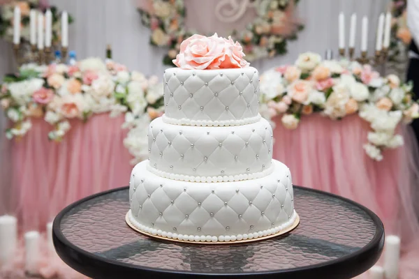 一个多层次的白色结婚蛋糕和粉红色的花朵在顶部 大蛋糕生日蛋糕 免版税图库照片