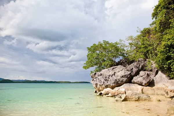 Velké Vápencové Skály Pláži Bagieng Island Obci Caramoan Camarines Sur — Stock fotografie