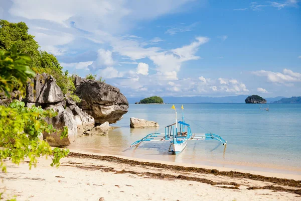 Nádherný Přímořský Plášť Lodí Kameny Moře Karamoánovém Ostrově Filipíny Asie — Stock fotografie