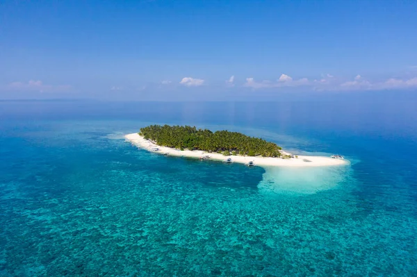 热带岛屿 一个小岛 有白色的沙滩和棕榈树 免版税图库图片