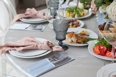 Tabakta servis edilen yemekler çok güzel. Dekorun yanındaki masaya servis edildi. Düğün dekorasyonu. Yakın plan..