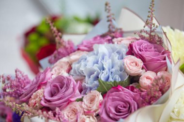 Güzel bir buket çiçek. Çeşitli çiçeklerin arka planı, yakın plan. Bir buket gül..