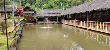 Bu ayar, doğayla uyum içinde geleneksel tropikal mimari ve çevre dostu tasarımı yansıtır. Küçük bir çeşmeli sakin su huzurlu ve doğal bir atmosfer yaratır..