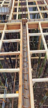 Ahşap işlemeli ve beton kiriş yapısı için güçlendirilmiş çelik parmaklıklı bir yapı. Erken dönem yapısal hazırlık