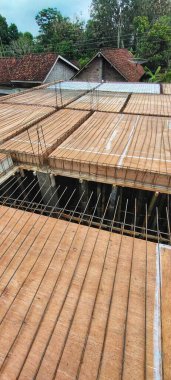 Beton bir döşeme için kontrplak ve çelik takviyesinin hazırlandığı bina manzarası, yapının zeminin ilk aşamalarında olduğunu gösteriyor..