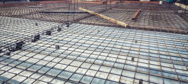 İnşaat halindeki beton levhanın havadan görünüşü çelik inşaat demiri ve metal döşemeleri temel olarak kullanıyor..