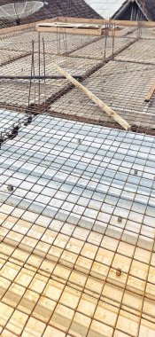 İnşaat halindeki beton döşeme levhalarını, çelik inşaat demiri ve metal döşemeleri yapı temeli olarak kullanarak kapatın. Beton dökülmeden önce modern bina inşaatının ilk aşaması.