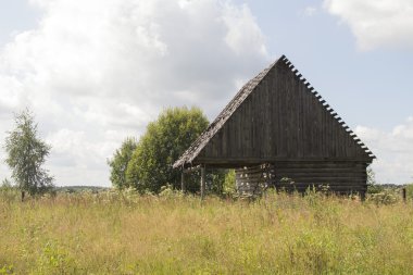 Rusya'nın eski terk edilmiş ve yıkıcı küçük kır evi