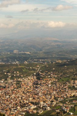 Girit 'teki Archanes' in kırsal kesiminin manzarası. Aralık 2019 'da güneşli bir gün ve kırsal bölgedeki Giouchtas Dağı' ndan (Juchtas) bir manzara