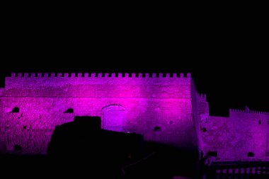 Heraklion, Girit Yunanistan 30 Ekim 2022: Dünya Göğüs Kanseri Günü münasebetiyle Girit 'in Heraklion kentindeki Koule Venedik kalesi.