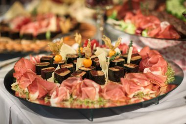 Mus du kaz ciğeri plaka physalis ve prosciutto granna ile