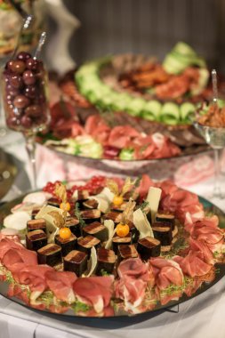 Mus du kaz ciğeri plaka physalis ve prosciutto granna ile