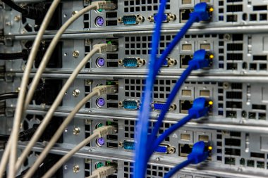 Ağ anahtarı ve ethernet kabloları