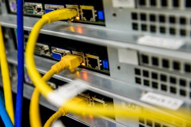 Ağ anahtarı ve ethernet kabloları