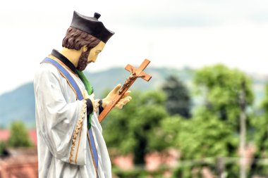 Katolik Kilisesi ve heykeli Radna, Romanya