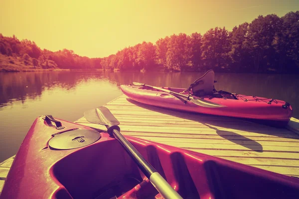 Pink canoes on beautiful lake — Stock Photo, Image